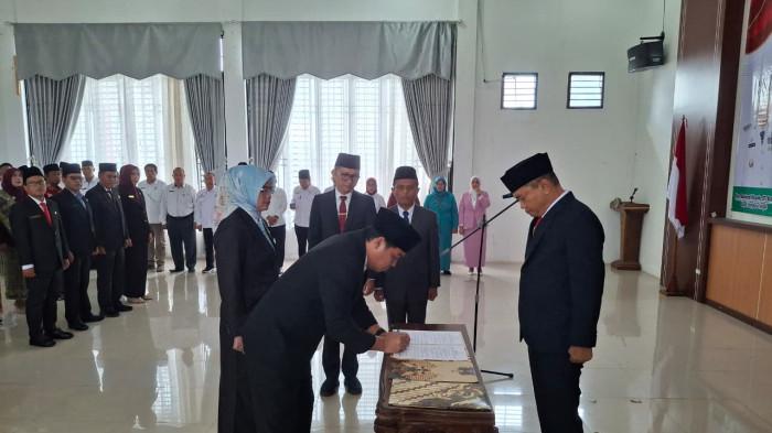 Bupati Bengkulu Tengah, Rachmat Riyanto melantik 10 pejabat pimpinan tinggi pratama atau eselon II hasil seleksi terbuka jabatan di lingkungan Pemerintah Kabupaten Bengkulu Tengah, Rabu (13/5/2026).