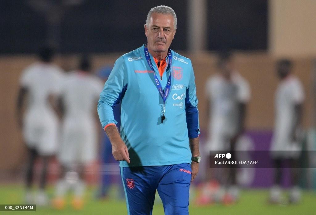 Pelatih Timnas Ekuador asal Argentina, Gustavo Alfaro saat memimpin sesi latihan tim di Essaimer SC di Doha pada 17 November 2022 menjelang Piala Dunia 2022.