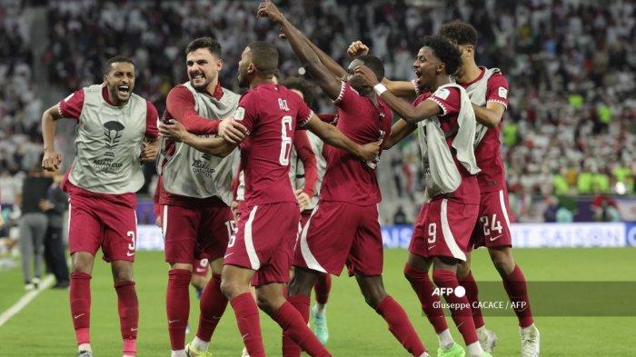 Penyerang Qatar #19 Almoez Ali (tengah) merayakan bersama rekan satu timnya setelah mencetak gol ketiga timnya pada pertandingan sepak bola semifinal Piala Asia AFC Qatar 2023 antara Iran dan Qatar di Stadion al-Thumama di Doha pada 7 Februari 2024. Giuseppe CACACE / AFP