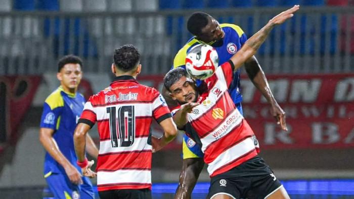 DUEL - Duel bola udara pemain Madura United dan Arema FC pada pertandingan pekan 22 Super League 2025/2026 yang berlangsung di Stadion Gelora Ratu Pamelingan, Pamekasan, Jawa Timur, Sabtu (21/2) malam WIB.