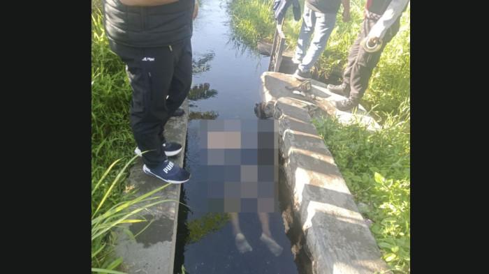 Evakuasi - Polisi saat melakukan evakuasi terhadap mayat Kadek Wirasa. Pria 32 tahun itu ditemukan meninggal dunia di saluran irigasi, Rabu (13/5/2026). Penemuan Mayat di Saluran Irigasi Buleleng Bali, Diduga Terjatuh Saat Epilepsi Kambuh