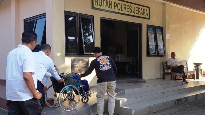 DITAHAN - Tersangka kasus kekerasan seksual berinisial AJ dengan korban santriwati ponpes di Tahunan, Jepara digelandang ke Rutan Polres Jepara, Senin (11/5/2026). AJ menjalani pemeriksaan tersangka dengan menggunakan kursi roda dengan alasan sakit, selanjutnya dihantarkan ke rumah tahanan Polres Jepara.
