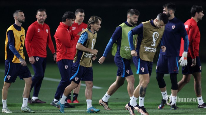 Gelandang Kroasia Luka Modric mengikuti sesi latihan di Al Erssal Training Site 3 di Doha pada 12 Desember 2022, menjelang pertandingan sepak bola semifinal Piala Dunia Qatar 2022 antara Argentina dan Kroasia. (Photo by JACK GUEZ / AFP)