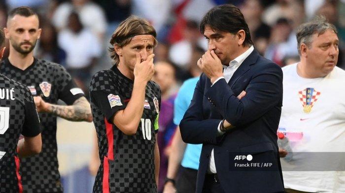 Gelandang Kroasia Luka Modric (2ndL) menerima instruksi dari pelatih Kroasia Zlatko Dalic selama UEFA Nations League - Liga A pertandingan sepak bola Grup 1 antara Prancis dan Kroasia di Stade de France di Saint-Denis, di pinggiran Paris pada 13 Juni 2022 .Franck FIFE / AFP