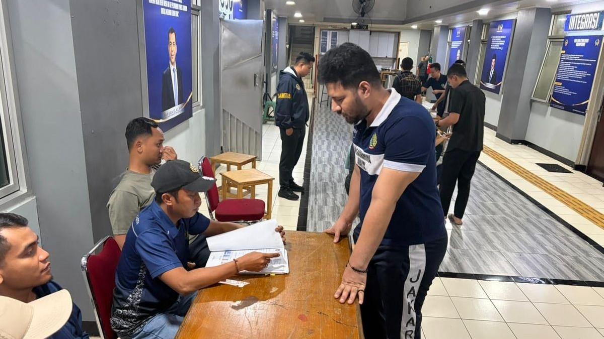 KASUS AMMAR ZONI - Ammar Zoni saat dipindahkan ke Lapas Super Maximum Security Karang Anyar, Nusakambangan, Jawa Tengah, Sabtu (9/5/2026)