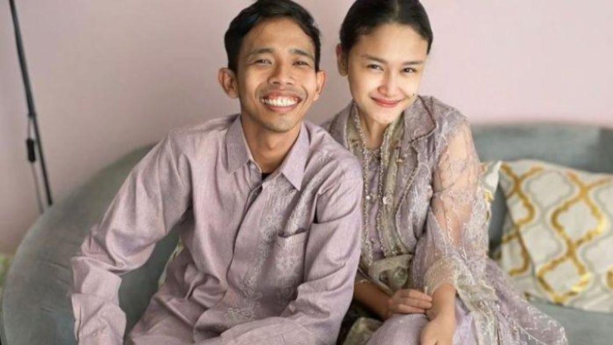 DEDE SUNANDAR - Potret Dede Sunandar dan Karen Hertatum. Dede Sunandar curhat sempat selingkuh dengan LC, kini pisah ranjang dengan istrinya, Karen.