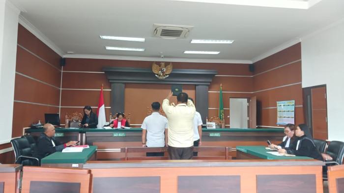SIDANG - Sidang lanjutan kasus pembunuhan Alberto Benedict Joel Tanos dengan terdakwa Razyah Aditia Achmad alias Aca digelar di Pengadilan Negeri Manado, Sulawesi Utara, Rabu (13/5/2026). Agenda pemeriksaan saksi verbalisan ini dipimpin oleh Ketua Majelis Hakim, Estafana Purwanto.