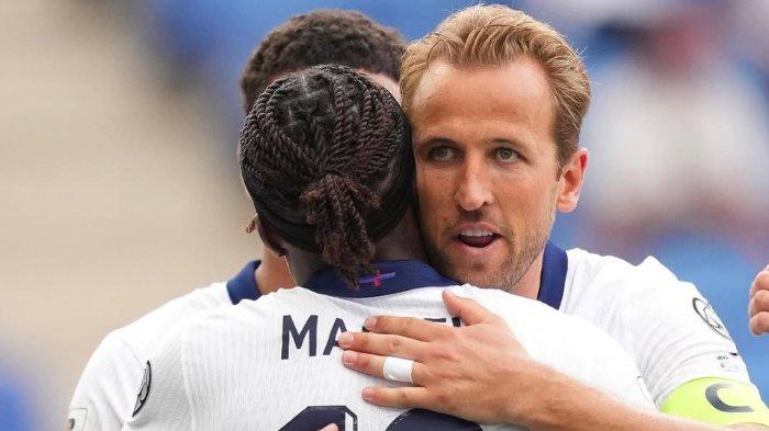 MERAYAKAN GOL - Harry Kane merayakan gol dengan memeluk Noni Madueke dalam pertandingan Andorra vs Inggris dalam lanjutan Kualifikasi Piala Dunia 2026 Zona Eropa, Sabtu (7/6/2025) malam WIB. (Foto diunduh dari Instagram FA Inggris - 8/6/2025)