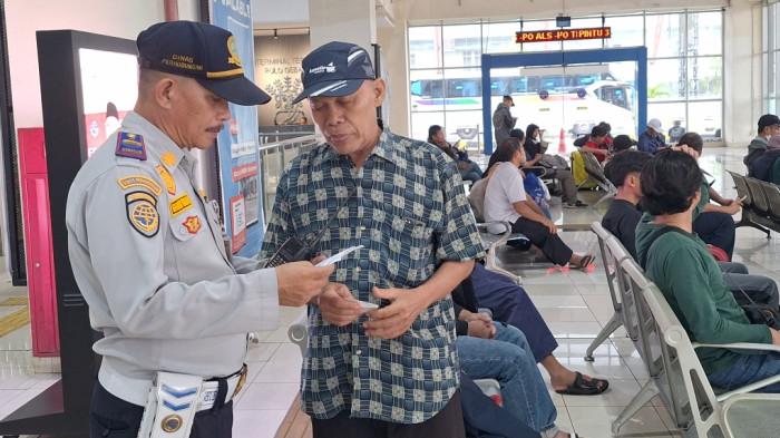 Komandan Regu Terminal Terpadu Pulogebang, Badman Harahap saat melakukan pengawasan  