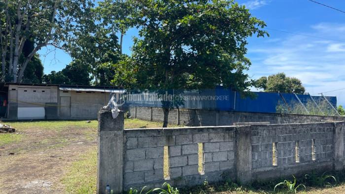 TKP - Inilah tempat yang diduga gudang penampungan BBM ilegal di Desa Tontalete Kecamatan Kema Minut pascadiungkap Pomdam XIII/Merdeka. Dipasangi garis polisi.