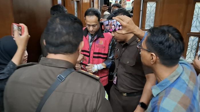 SIDANG CHROMEBOOK - Eks Mendikbudristek Nadiem Makarim, dalam sidang kasus dugaan korupsi pengadaan laptop Chromebook, di Pengadilan Tipikor Jakarta, Senin (4/5/2026). Nadiem mengenakan infus di tangan kiri saat menjalani sidang lanjutan kasus hukum yang menjeratnya. (Tribunnews.com/Ibriza Fasti Ifhami)