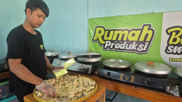 PENGEMASAN - Pemilik Bakpia SMS Slamet Prihatin mengemas bakpia dalam kardus di rumah produksi Bakpia SMS di Jalan Pramuka di Desa Karangklesem, Kecamatan Pekuncen, Kabupaten Banyumas, Jawa Tengah, Sabtu (2/5/2026). Bakpia SMS berhasil mencuri hati warga Banyumas di tengah persaingan dengan bakpia dari Yogyakarta.