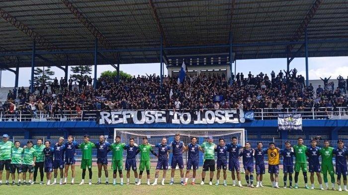 Para pemain Persib Bandung dengan latar belakang bobotoh dari berbagai komunitas yang hadir memberikan dukungan di Stadion Persib Sidolig 