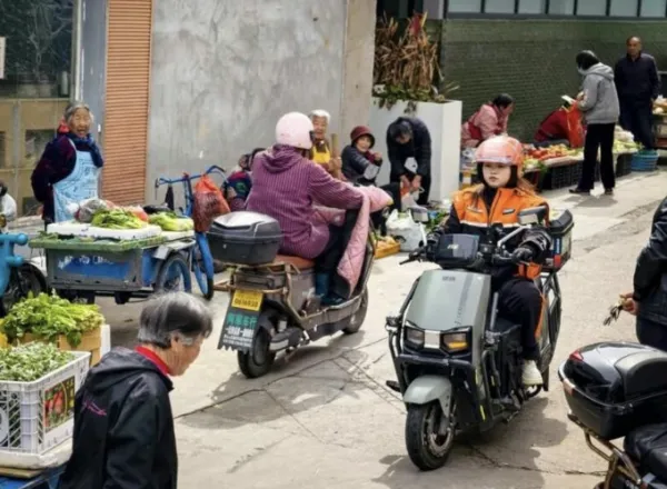 A girl drives an electric vehicle delivering goods on Cu Son island, Zhejiang province. Photo: Xie HaiLong