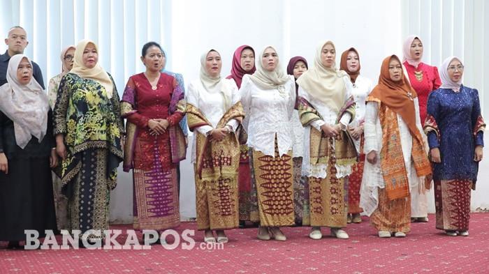 Barisan isitri pejabat pimpinan tinggi pratama atau Eselon II di lingkungan Pemerintah Kota (Pemkot) Pangkalpinang, Rabu (13/5/2026) saat proses pelantikan dan pengambilan sumpah janji jabatan di Balai Betason Lantai I Kantor Wali Kota Pangkalpinang