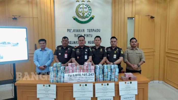UANG SITAAN -- Kepala Kejaksaan Negeri Bangka Selatan, Asep Kurniawan Cakraputra ketika menunjukan uang tunai hasil pengamanan aset di Kantor Kejaksaan setempat, Selasa (31/3/2026). Total uang yang berhasil diamankan mencapai Rp3.094.191.247 terkait dugaan tindak pidana korupsi tata kelola penambangan bijih timah PT Timah Tbk di wilayah izin usaha pertambangan (IUP) Kabupaten Bangka Selatan periode 2015 hingga 2022.