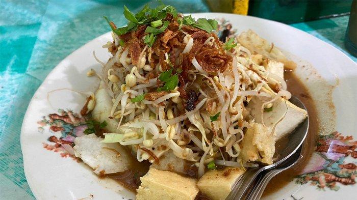 Seporsi kupat tahu enak di Bandung buat sarapan