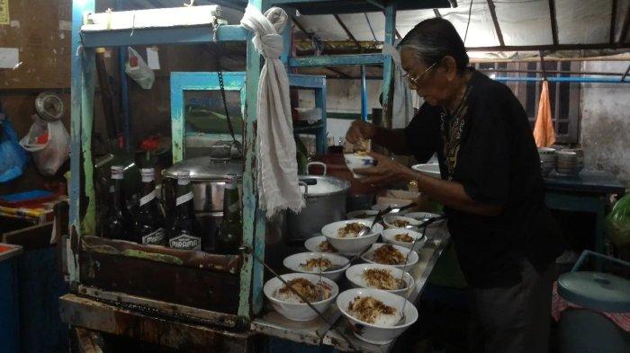 Soto Neon di Semarang, Jawa Tengah.