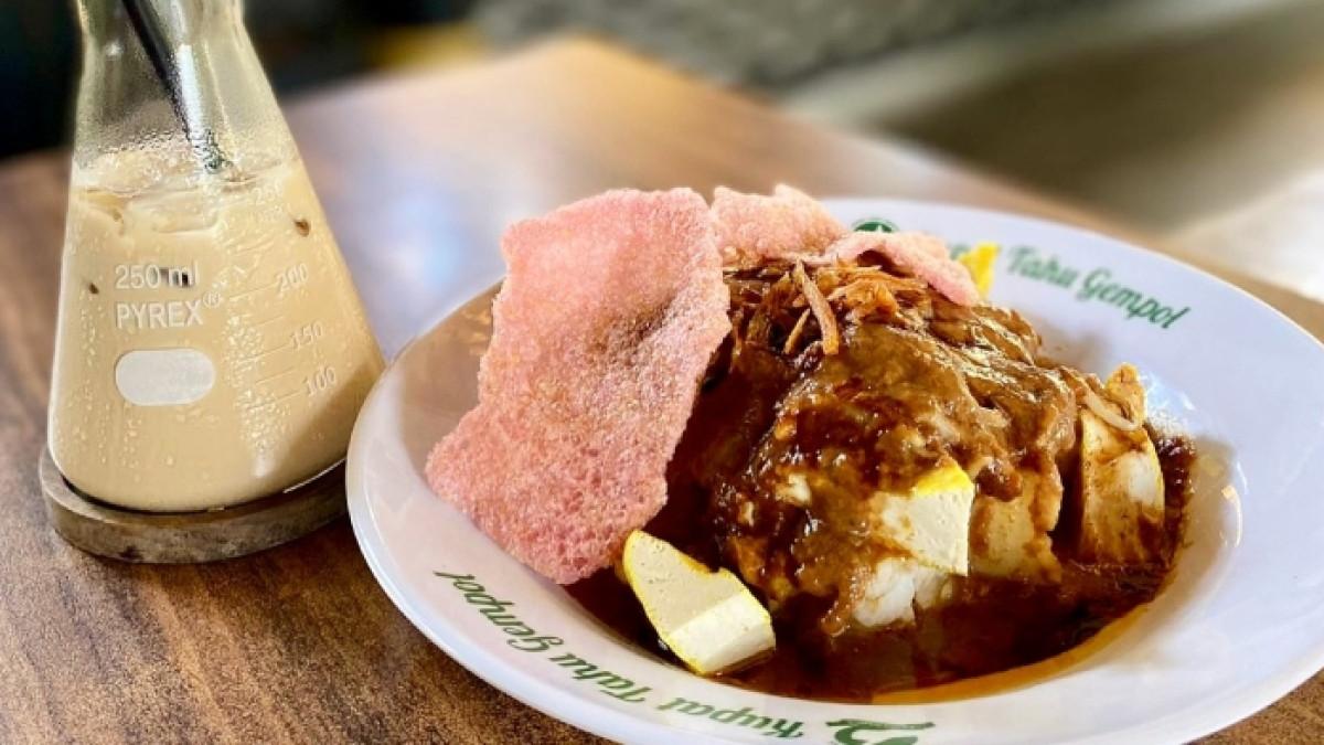 Kupat Tahu Gempol, satu kupat tahu legendaris di Bandung yang cocok buat sarapan.