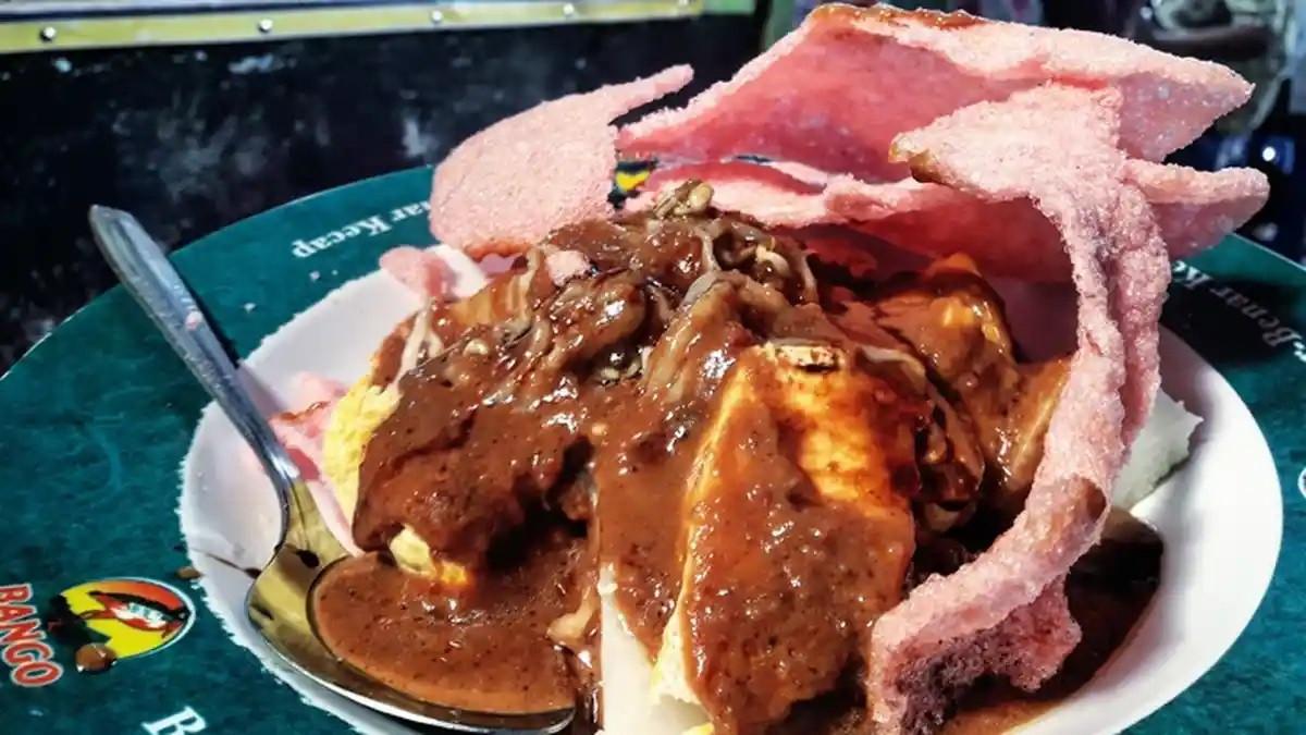 Ilustrasi seporsi kupat tahu enak dan legendaris di Bandung buat sarapan