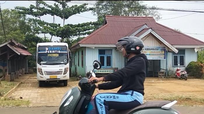 JADWAL DAMRI - Tampak Bus Damri yang akan berangkat melalui terminal di Jalan Perintis, Tideng Pale, Kecamatan Sesayap, Tana Tidung, Kaltara, pada Kamis (14/5/2026). Berikut ini TribunKaltara.com sajikan Jadwal Damri Tana Tidung ke Tanjung Selor dan Malinau, yang dilengkapi tarif terbaru. (TribunKaltara.com / Rismayanti)