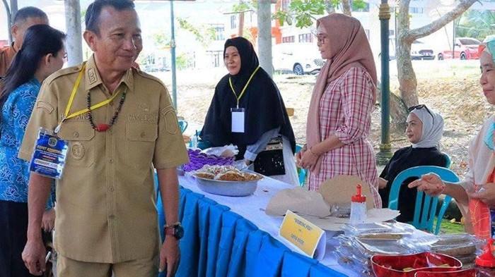 Hermanus saat datangi salah satu stan UMKM dan ekonomi kreatif lokal