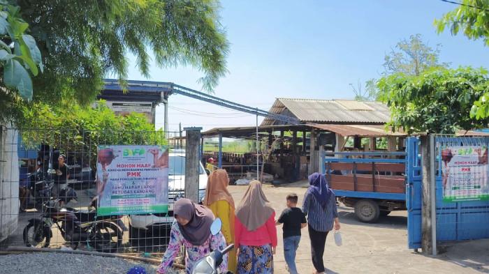 PETERNAKAN UNTA MOJOKERTO - Tampak depan pintu masuk peternakan Berkah Wafa Fram (BWF) di Dusun Dateng, Desa Watesnogoro, Ngoro, Kabupaten Mojokerto, (Jatim), Rabu (13/5/2026). Wisatawan berdatangan ingin melihat unta di peternakan tersebut.