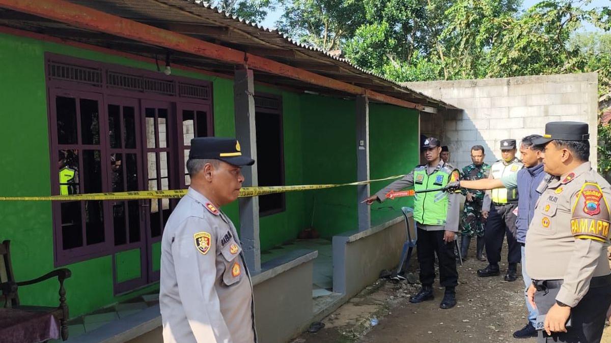 KASUS PEMBUNUHAN - Polisi olah TKP kasus penganiayaan istri dan mertua oleh suami di Kebumen.