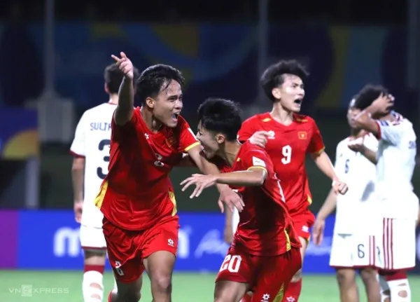 Midfielder Nguyen Manh Cuong (L) celebrates his goal that secured Vietnams 3-2 victory over UAE in the 2026 AFC U17 Asian Cup group stage, May 14, 2026. Photo by Read/Doan Huynh