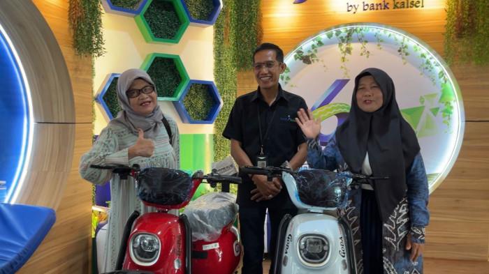 Foto Bank Kalsel/Eko Kepala Bank Kalsel Cabang Utama, Iwan, menyerahkan haduah2