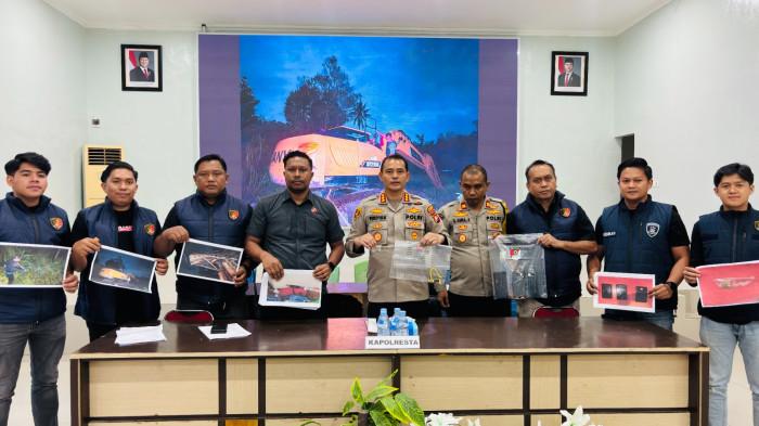 Kapolresta Polresta Mamuju Ferdyan Indra Fahmi dan jajaran memperlihatkan barang bukti hasil penggerebekan tambang emas ilegal di Kecamatan Bonehau, Kabupaten Mamuju, Selasa (12/5/2026).