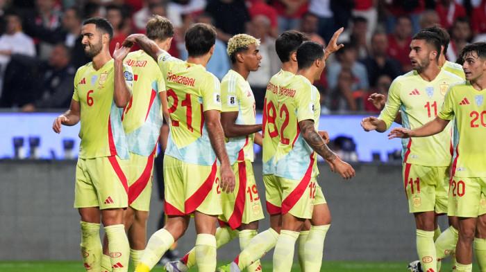 SELEBRASI - Pesepak bola Timnas Spanyol, melakukan selebrasi bersama setelah mengalahkan Turki 6-0 pada pertandingan lanjutan Kualifikasi Piala Dunia 2026 zona Eropa, Senin (8/9/2025) dini hari WIB.