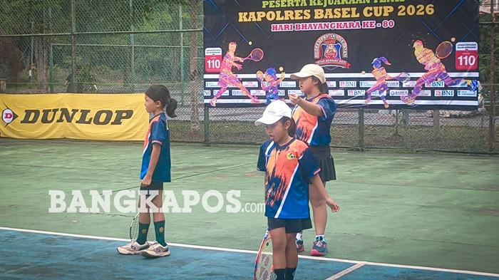 TANDING TENIS -- Sejumlah atlet ketika ikut bertanding dalam kejuaraan Kapolres Basel Cup 2026 di Lapangan Tenis Pemkab Bangka Selatan, Kamis (14/5/2026). Sebanyak 111 atlet ikut berpartisipasi dalam ajang tersebut.
