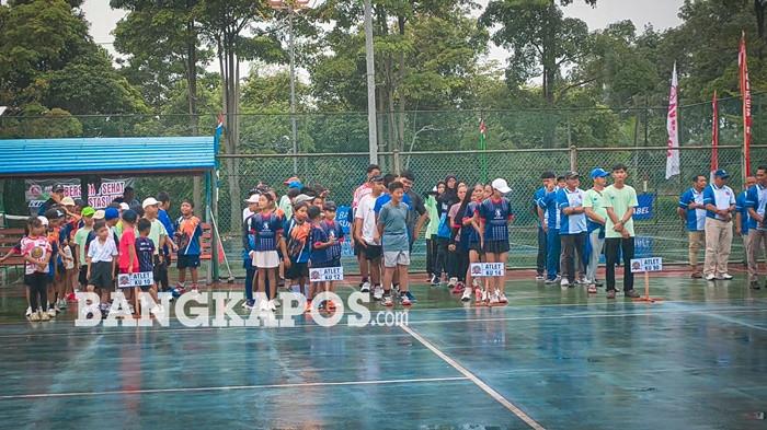 IKUTI PEMBUKAAN -- Sejumlah atlet ketika ikut pembukaan Kapolres Basel Cup 2026 di Lapangan Tenis Pemkab Bangka Selatan, Kamis (14/5/2026). Sebanyak 111 atlet ikut berpartisipasi dalam ajang tersebut.