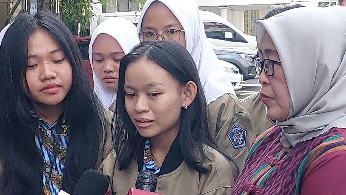 KASUS VIRAL - Siswi SMA Negeri (SMAN) 1 Pontianak yang mengikuti Lomba Cerdas Cermat (LCC) Empat Pilar MPR RI tingkat Provinsi Kalimantan Barat, Josepha Alexandra atau Ocha usai bertemu Wakil Presiden Gibran Rakabuming di Istana Wapres, Jakarta, Rabu (13/5/2026) siang.