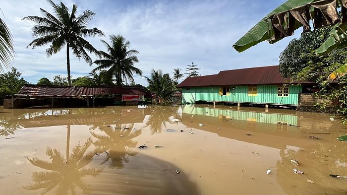 BANJIR DI KENDARI - Salah satu titik banjir di Jalan Kali Kadia, Kelurahan Lepo-Lepo, Kecamatan Baruga, Kota Kendari, Sulawesi Tenggara (Sultra), Senin (11/5/2026). Pemerintah Kota (Pemkot) Kendari menetapkan status tanggap darurat bencana banjir selama tujuh hari, mulai 11-17 Mei 2026. (TribunnewsSultra.com/Apriliana Suriyanti)