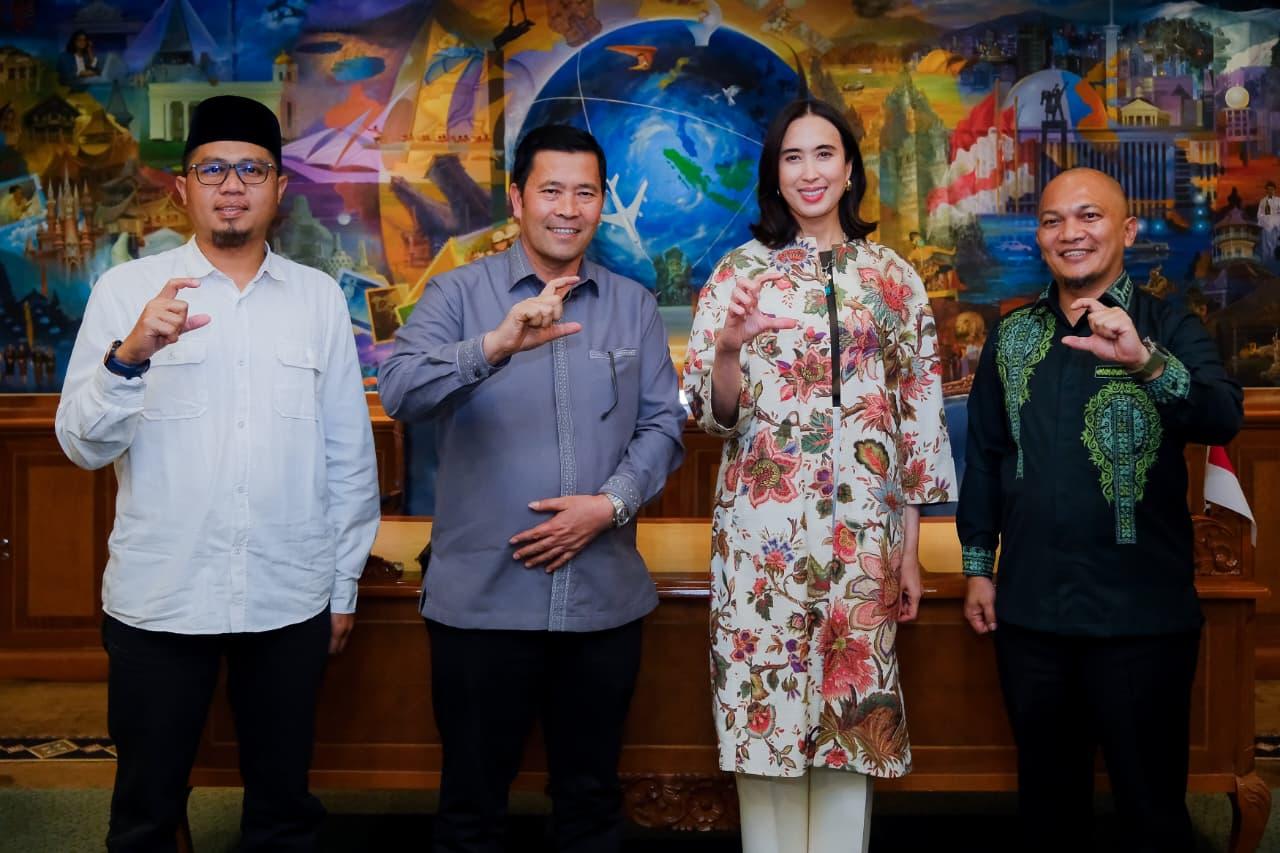 Bupati Aceh Tengah, Haili Yoga (kedua kiri) foto bersama Menteri Pariwisata Widiyanti di Gedung Sapta Pesona, Jakarta Pusat, Rabu (13/5/2026). Ikut mendampingi Kadis Pariwisata Aceh Tengah Erwin Pratama (paling kanan) dan Tenaga Ahli Bupati, Alwin Al Lahad.