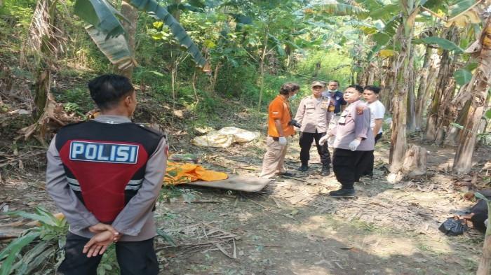 PENEMUAN JASAD REMAJA-  Kepolisian olah tempat kejadian perkara (TKP) penemuan jasad remaja di bantaran Sungai Citarum RT 05/ 02 Desa Batujaya, Kecamatan Batujaya, Kabupaten Karawang, Senin (11/5/2026) pagi. (Istimewa/ Tribun Bekasi).