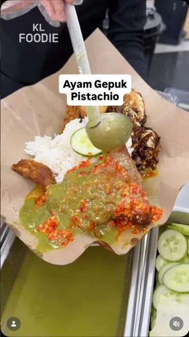 Ayam Gepuk Saus Pistachio di Malaysia