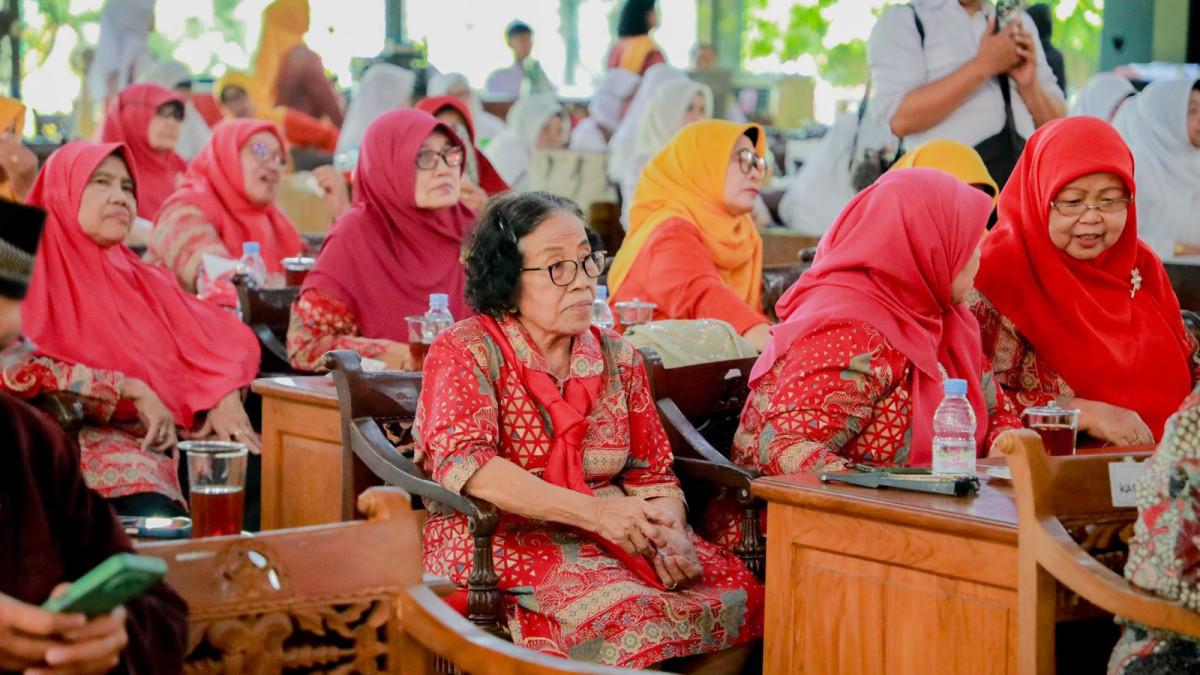 BIDAN SE-SOLORAYA - Pertemuan Bidan Senior se-Soloraya di Pendopo Pemerintah Kabupaten Klaten, Rabu (13/5/2026).