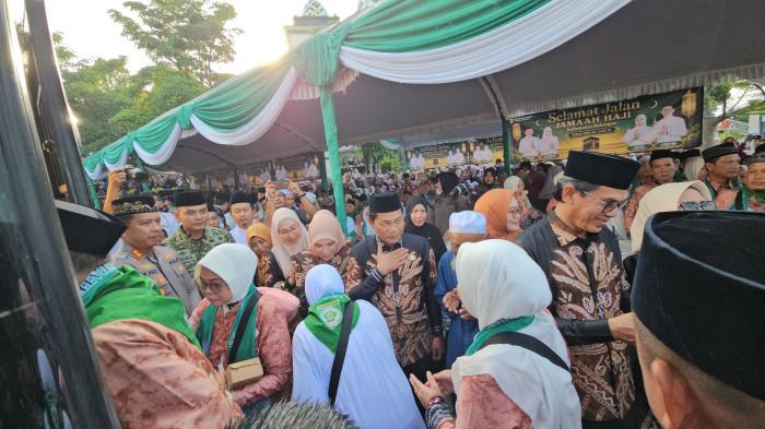 Forkopimda Kabupaten Balangan mengantarkan jamaah haji menaiki bus