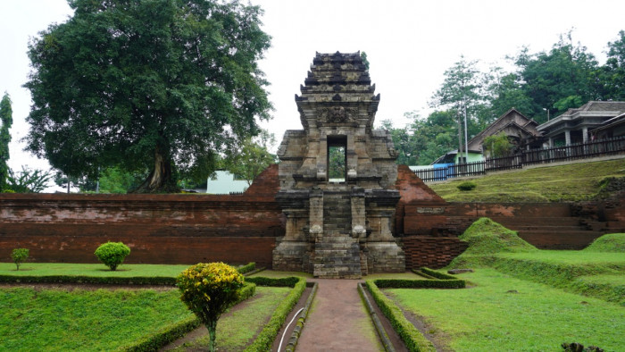 Suasana Candi Jedong di Kecamatan Ngoro, Mojokerto, situs gapura kuno peninggalan Kerajaan Majapahit yang dikenal dengan arsitektur paduraksa khas Jawa Timur.