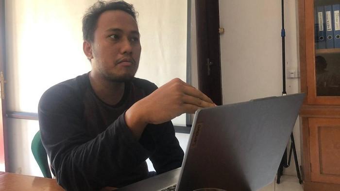 TAMBANG EMAS SIJUNJUNG - Direktur Walhi Sumbar, Tommy Adam memberikan keterangan di kantornya, Andalas, Kota Padang beberapa waktu lalu. Ia sebut 9 orang tewas akibat tambang emas di Sijunjung, menambah daftar korban menjadi 48 jiwa sejak 2012 hingga 2026, Jumat (15/5/2026).