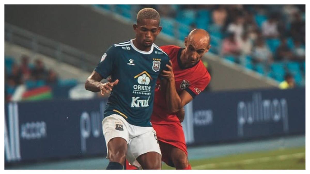 AKSI PATRICK ROBSON - Sosok Patrick Robson, winger asal Brasil yang santer done deal dengan Persib Bandung.