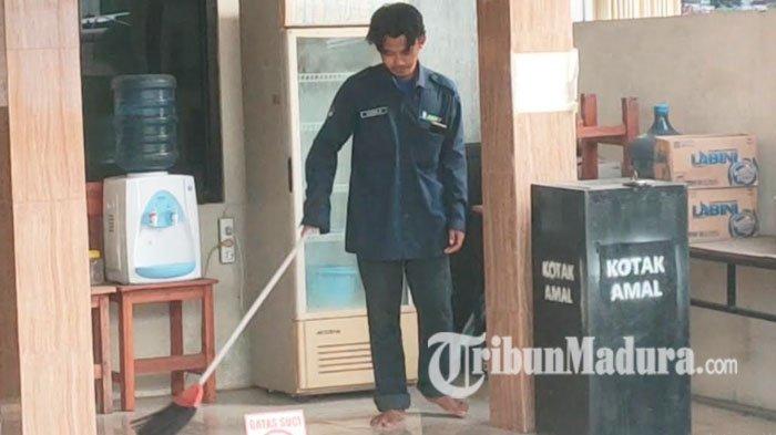 MASJID - Korban pencurian laptop, Vendrik Ardika menyapu teras Masjid Muhammadiyah Desa Telang, Kecamatan Kamal, Bangkalan, Madura, usai ditemui awak media, Kamis (14/5/2026) sore. Mahasiswa semester 8 Prodi Teknik Mesin, Fakultas Teknik Universitas Trunojoyo Madura (UTM) Bangkalan itu kehilangan laptop berisi file dan data penting untuk persiapan menghadapi bimbingan dan sidang skripsi.
