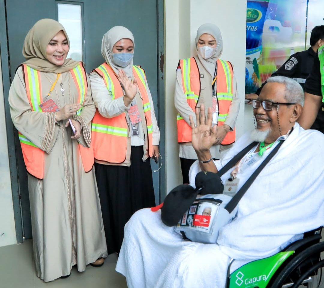 MENYAPA JAMAAH CALON HAJI - Anggota DPRA Hj Salmawati SE MM atau yang akrab disapa Bunda Salma menyambangi Gedung VIP Bandara Sultan Iskandar Muda (SIM), Aceh Besar, Kamis (14/5/2026), saat 393 jemaah calon haji Embarkasi Aceh yang tergabung dalam Kelompok Terbang (Kloter) 09 akan diberangkatkan menuju Arab Saudi menggunakan maskapai Garuda Indonesia.