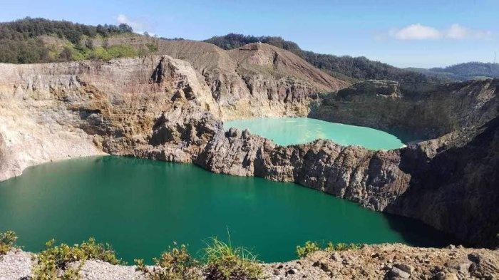 POS-KUPANG.COM/ DANAU KELIMUTU - Warga Desa Pemo, Kecamatan Kelimutu, Kabupaten Ende berkuda di areal Danau Kelimutu sebelum terjadinya perubahan warna air Ata Polo.