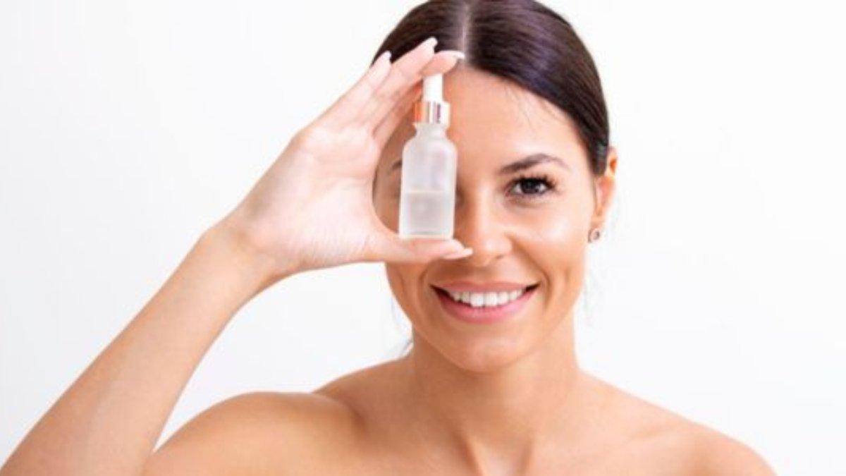 Pemilik kulit wajah sensitif sebaiknya menghindari skincare dengan kandungan alkohol.