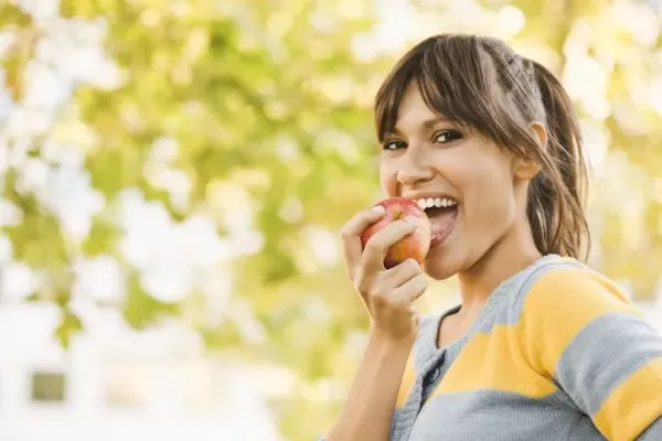 Ilustrasi wanita makan buah