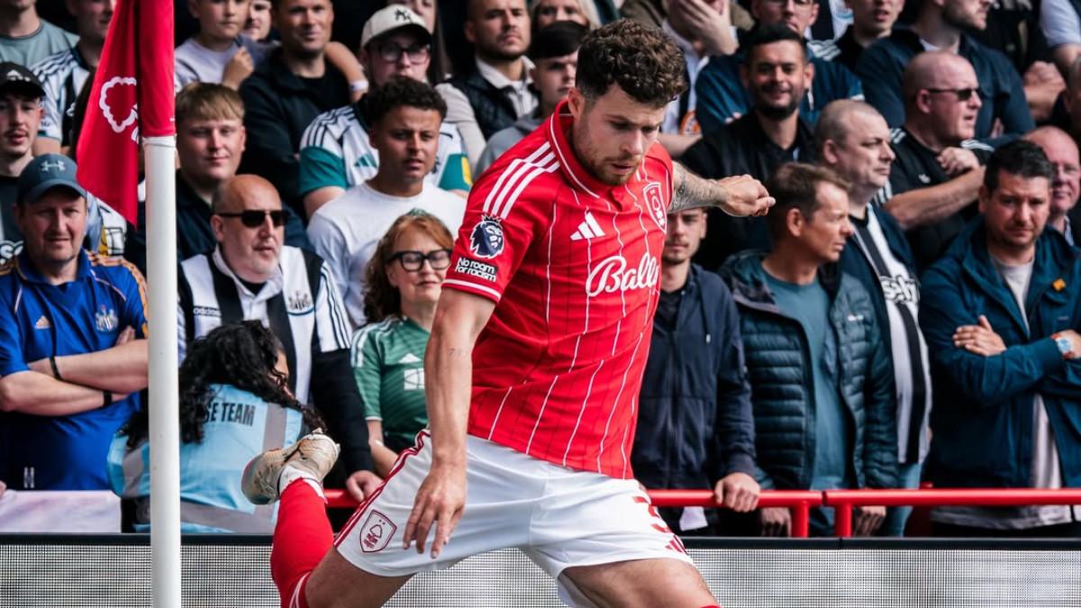 LIGA INGGRIS - Bek sayap Nottingham Forest, Neco Williams, terlihat sedang mengambil tendangan sudut dengan mengenakan jersey merah khas Forest di depan padatnya suporter stadion. 